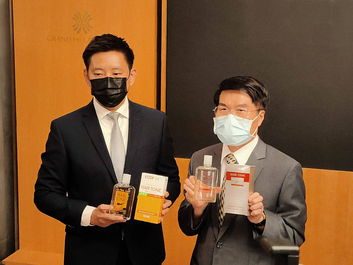 簡振茂(右)手拿正品、胡高誠律師(左)手拿仿冒品做比較，呼籲消費者勿在網路購買來路不明商品。 圖：雅娜蒂公司/提供