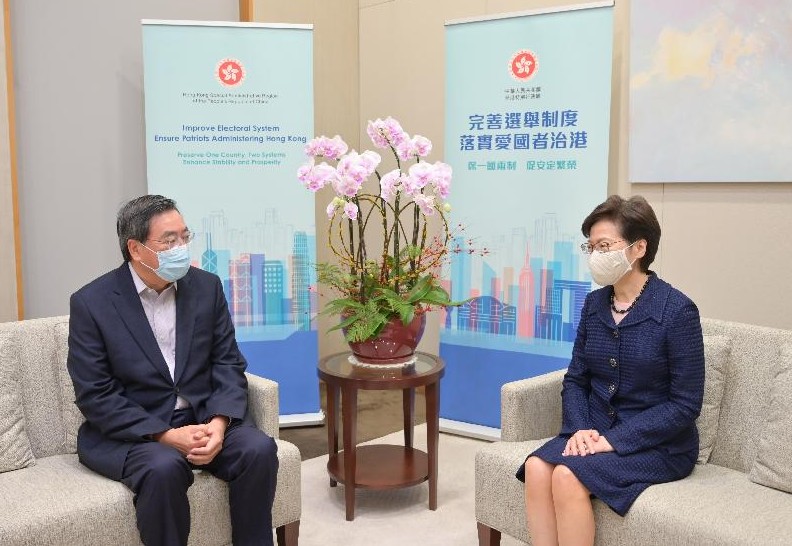 行政長官林鄭月娥（右）與立法會主席梁君彥討論選舉制度工作。 圖：翻攝自香港特別行政區政府官網