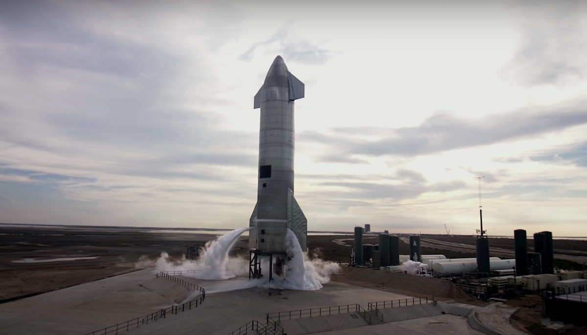 SpaceX進行SN11星艦飛行測試，降落過程中再度以爆炸失敗收場。 圖：擷取自SpaceX Youtube
