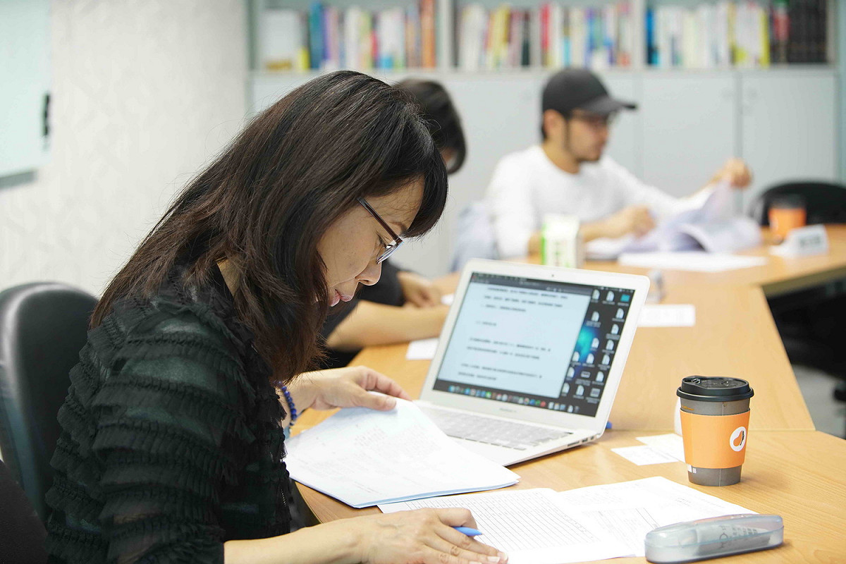 評審正認真地看資料，選出今年最佳24部入選影片。 圖：新北市新聞局提供
