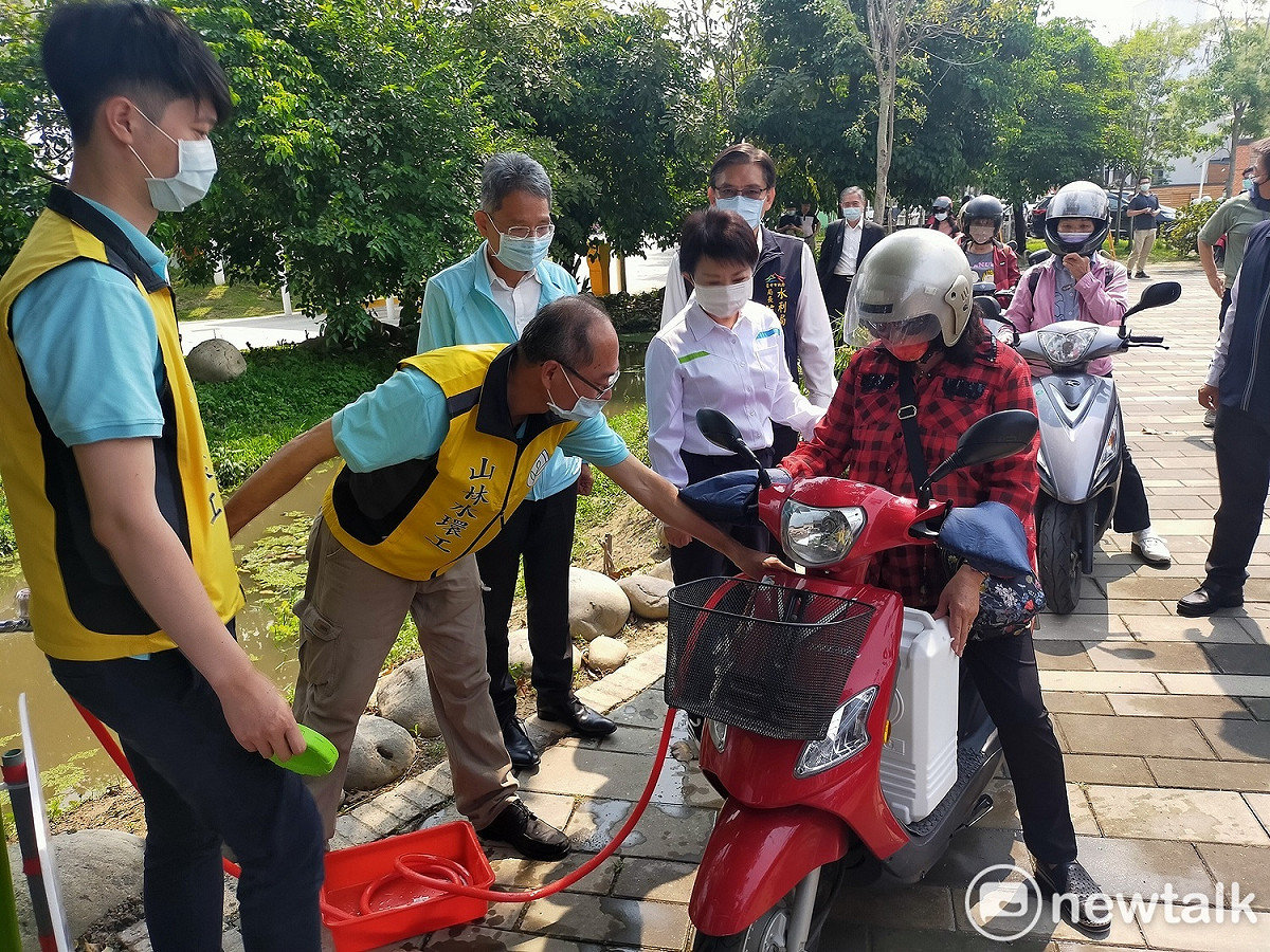 盧秀燕視察水湳水資源中心提供再生水給市民情形。 唐復年/攝