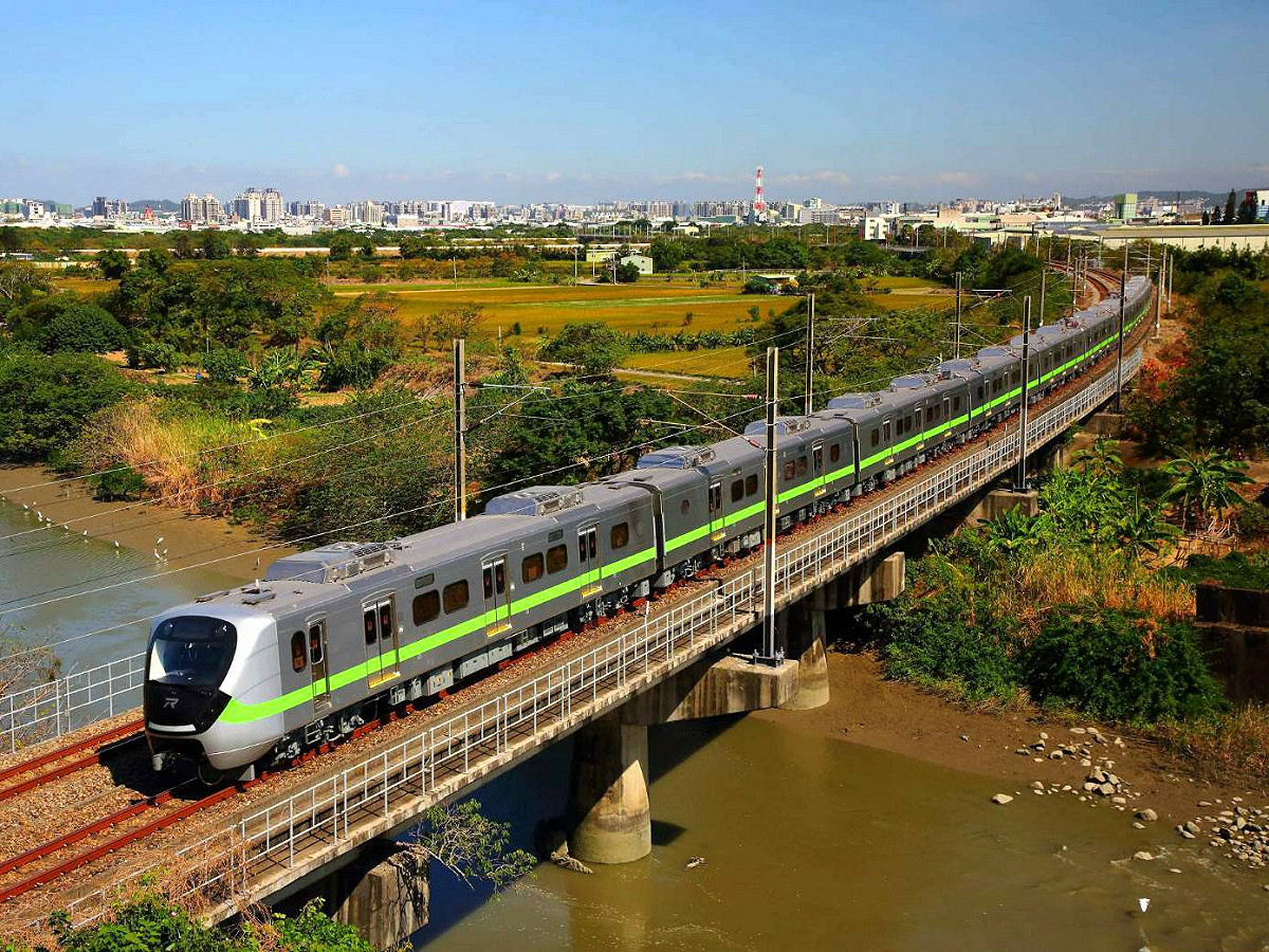 有最美區間車之稱的EMU900型電聯車將在明日首航。 圖：台鐵局／提供