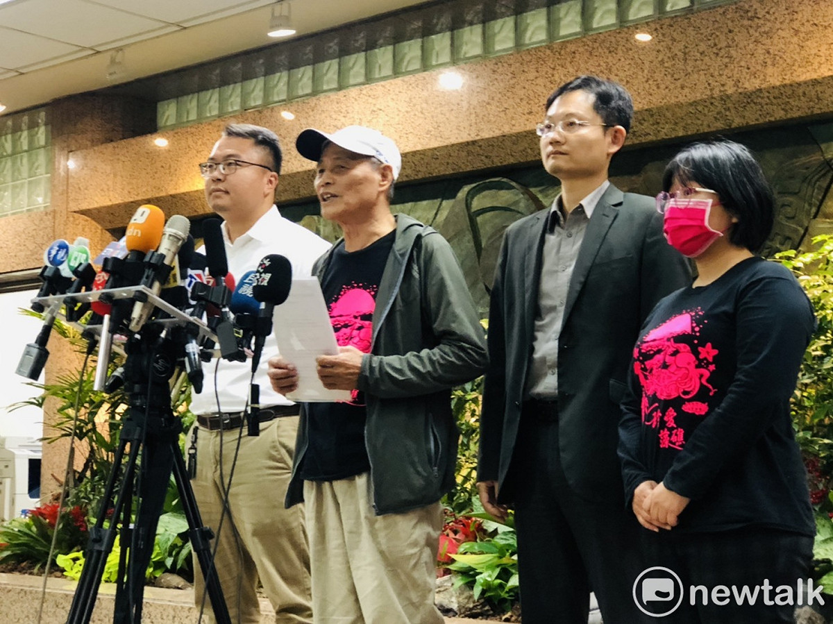 藻礁公投推動聯盟今(31)天到農委會與主委陳吉仲面對面溝通，民進黨副秘書長林飛帆也應陳吉仲之邀出席，下午約1時結束會談後，公投領銜人潘忠政召開記者會說明。 圖：謝莉慧/攝