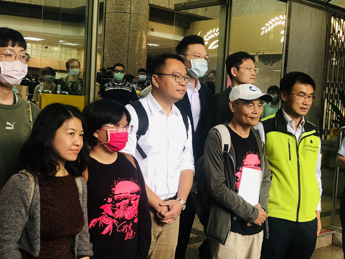 藻礁公投推動聯盟今(31)天到農委會與主委陳吉仲面對面溝通，民進黨副秘書長林飛帆也應陳吉仲之邀出席，圖為會後合影。 圖：謝莉慧/攝