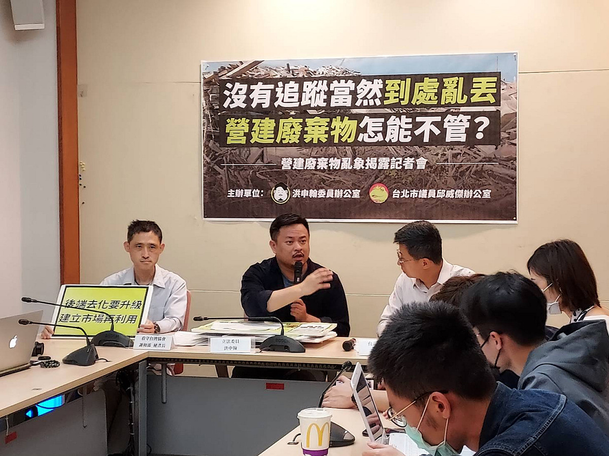 洪申翰、邱威傑要求環保署、內政部應正視並建立追蹤系統。 圖:陳佩君/攝