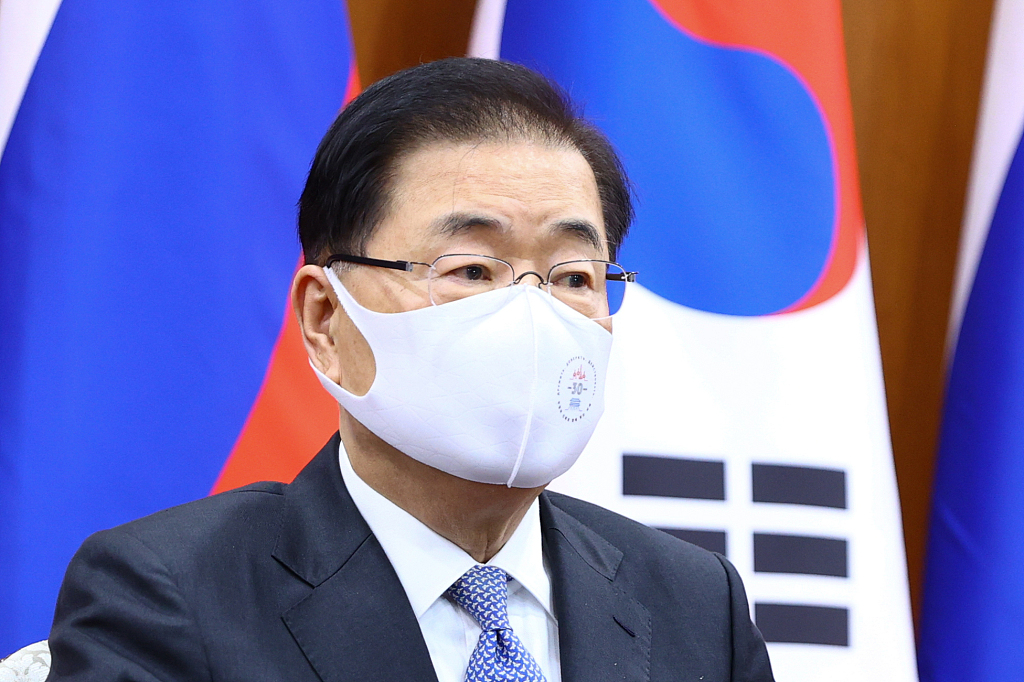 南韓外交部長官鄭義溶向美方強調，南韓去年應美方請求提供了新冠肺炎的診斷工具和口罩，希望美方「念及舊情」，幫助南韓解決疫苗取得困難的問題。 圖 : 翻攝自環球時報