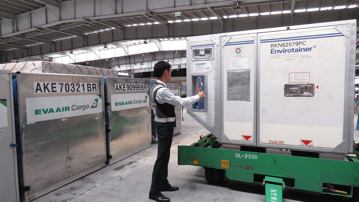 長榮航空與長榮航勤特別重視醫藥冷鏈運輸的風險評估與管理，無論在運送前的場站能量分析評估、人員訓練、處理程序等皆有完善規劃。 圖：長榮航空／提供