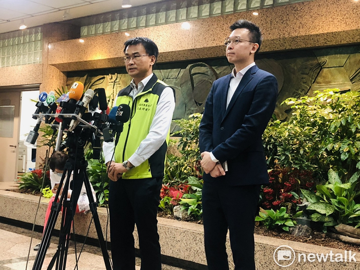農委會主委陳吉仲（右）和民進黨副秒書長林飛帆今（31）天在送走藻礁公投推動聯盟會談成員後，也召開記者會回應媒體詢問，並談到台灣鳳梨議題。 圖：謝莉慧/攝
