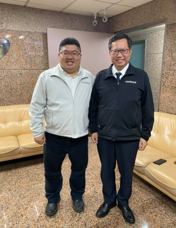 蔡易餘與鄭文燦合影。 圖：擷自蔡易餘臉書