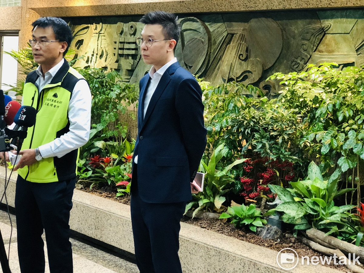 對於環團提出的8/28投票前先停工的訴求，農委會主委陳吉仲（右）表示，要先確認三接工業區、工業港哪些工程會影響到藻礁，若會破壞生態，將建議中油施工不要這樣做。 圖：謝莉慧/攝