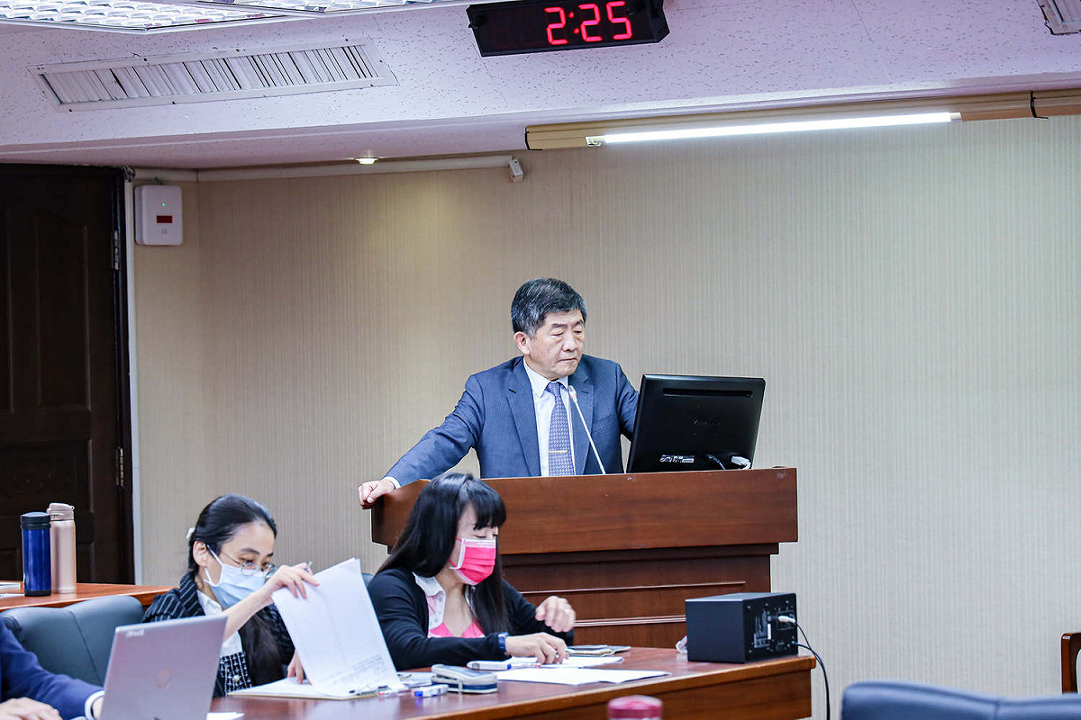 陳時中解釋現在COVAX疫苗目前優先提供給第三世界國家，並坦承運送出現了問題，並表示COVAX提供的AZ疫苗5月底會來，自行採購的AZ疫苗將在4月到6月間到貨，而莫德納疫苗也會在6月底前陸續到貨。 圖：翻攝自洪孟楷臉書