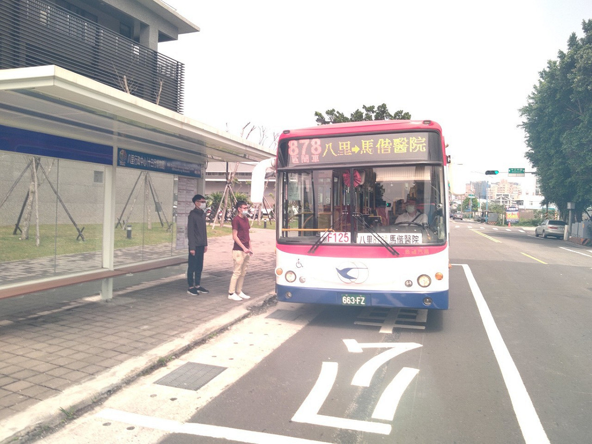 新北市878區公車搭車示意圖。 圖：新北市交通局提供