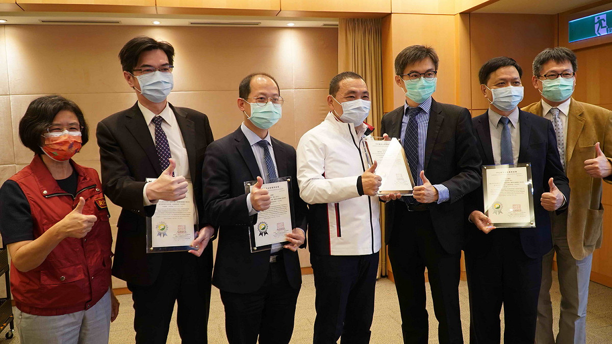 新北市7家醫療院所榮獲15項SNQ國家品質標章，今天向市長侯友宜獻獎。 圖：新北市衛生局提供