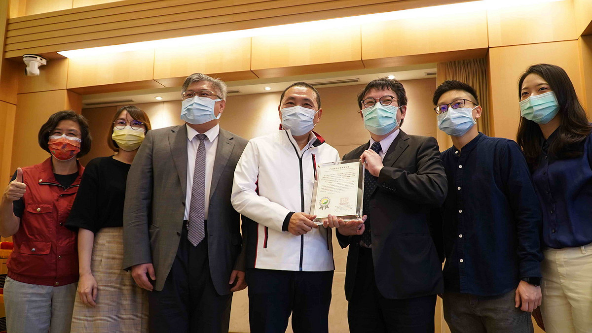 新北市7家醫療院所榮獲15項SNQ國家品質標章，今天向市長侯友宜獻獎。 圖：新北市衛生局提供