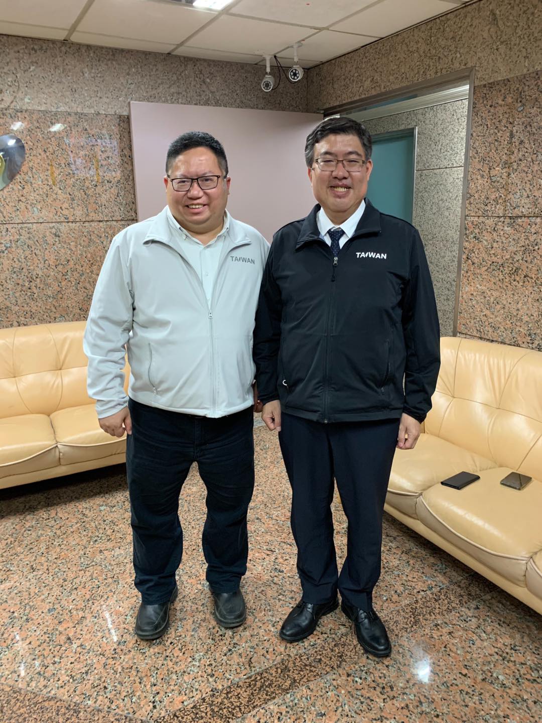 桃園市長鄭文燦（左）P圖，秀出他與立委蔡易餘體重互換的圖片，被網友笑該拿出真正體重計了吧。 圖：翻攝自鄭文燦臉書