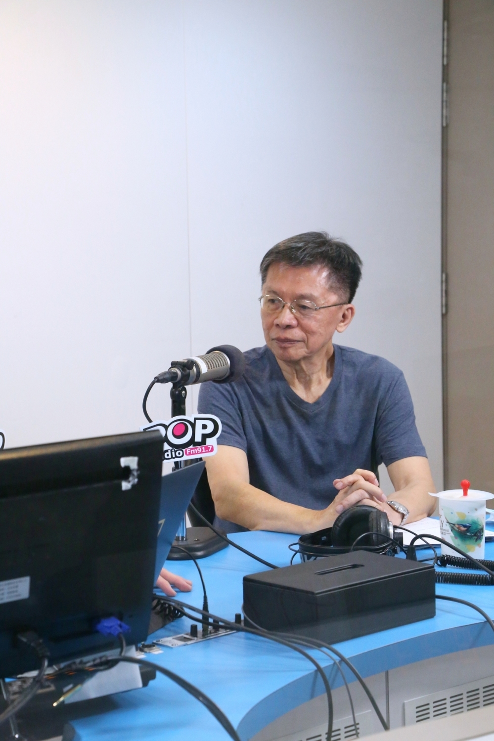 前立委沈富雄接受電台專訪。 圖：《POP撞新聞》/提供