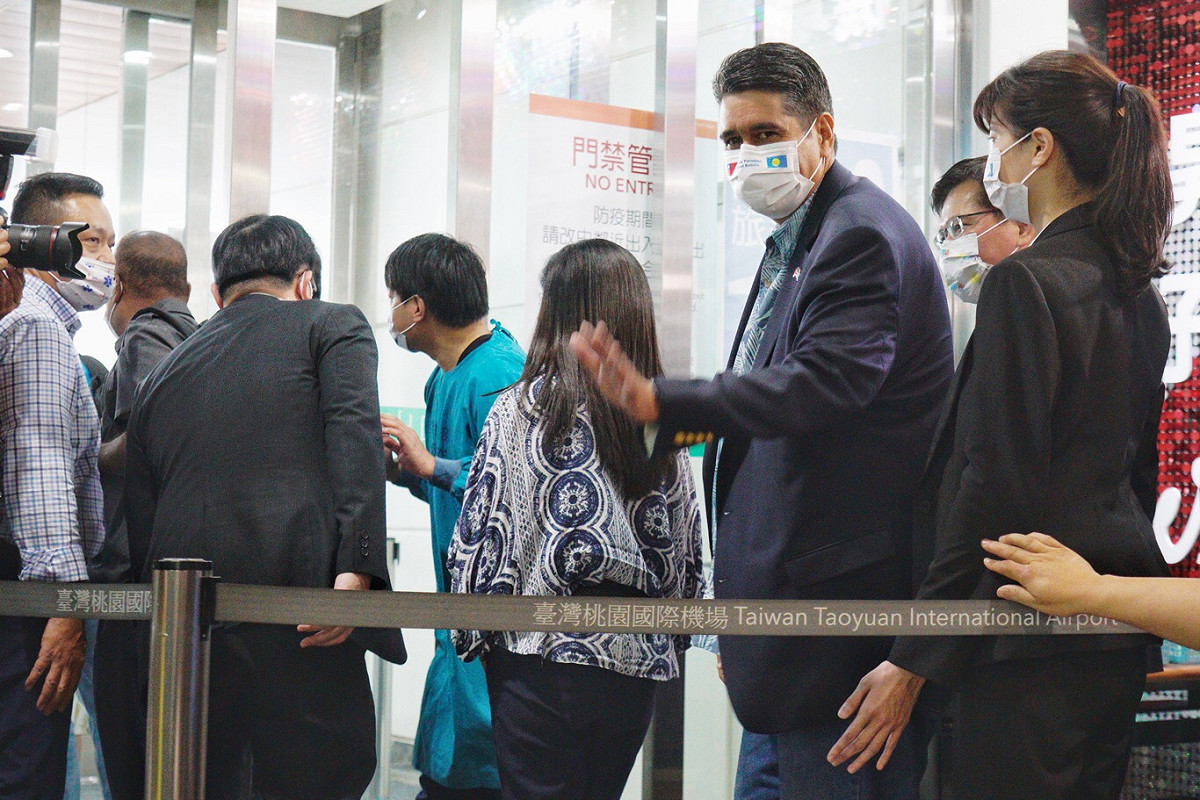 帛琉總統恕惠仁伉儷，與前往帛琉旅遊的旅客一起接受PCR採檢。 圖：張良一/攝