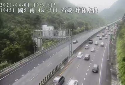 國5已湧現南下車潮，目前南港至頭城時速約45-55公里。 圖：翻攝自高公局即時路況