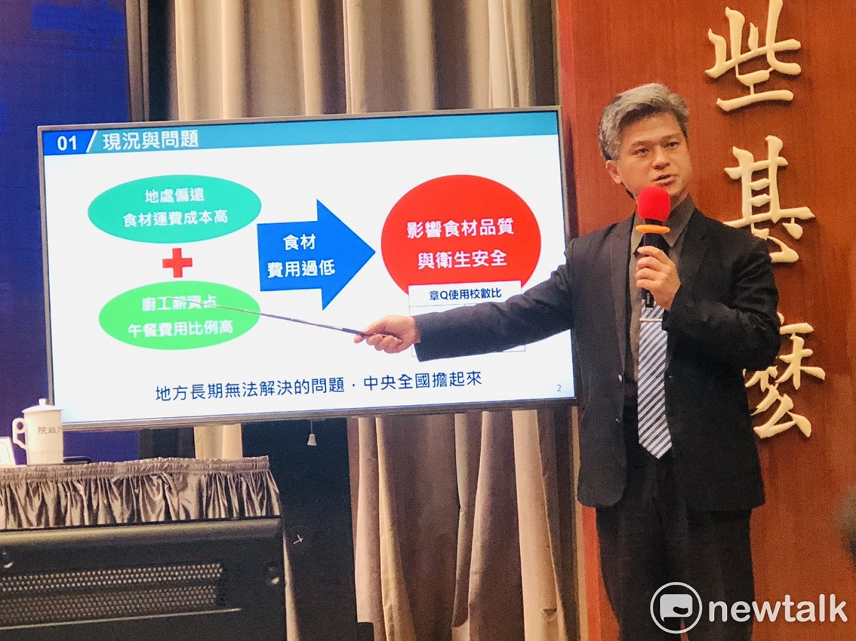 教育部國民及學前教育署長彭富源說明「推動偏鄉學校中央廚房計畫」。 圖：謝莉慧/攝