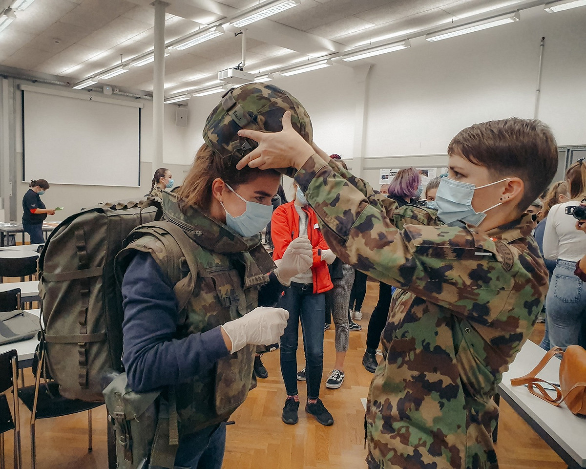 為了吸引女性入伍，瑞士國防部將針對女兵，訂製分別可以在下雨天與寒冷氣候所能穿著的內衣。 圖：翻攝自Schweizer Armee臉書