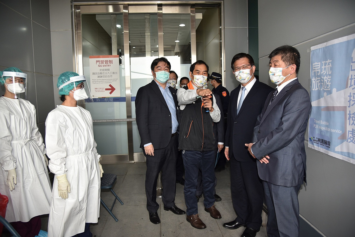 林佳龍部長偕同陳時中部長赴桃機視察整備情形。 圖：交通部/提供