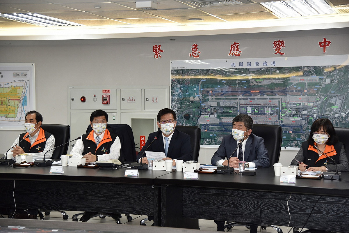 林佳龍部長偕同陳時中部長赴指揮所聽取簡報。 圖：交通部/提供