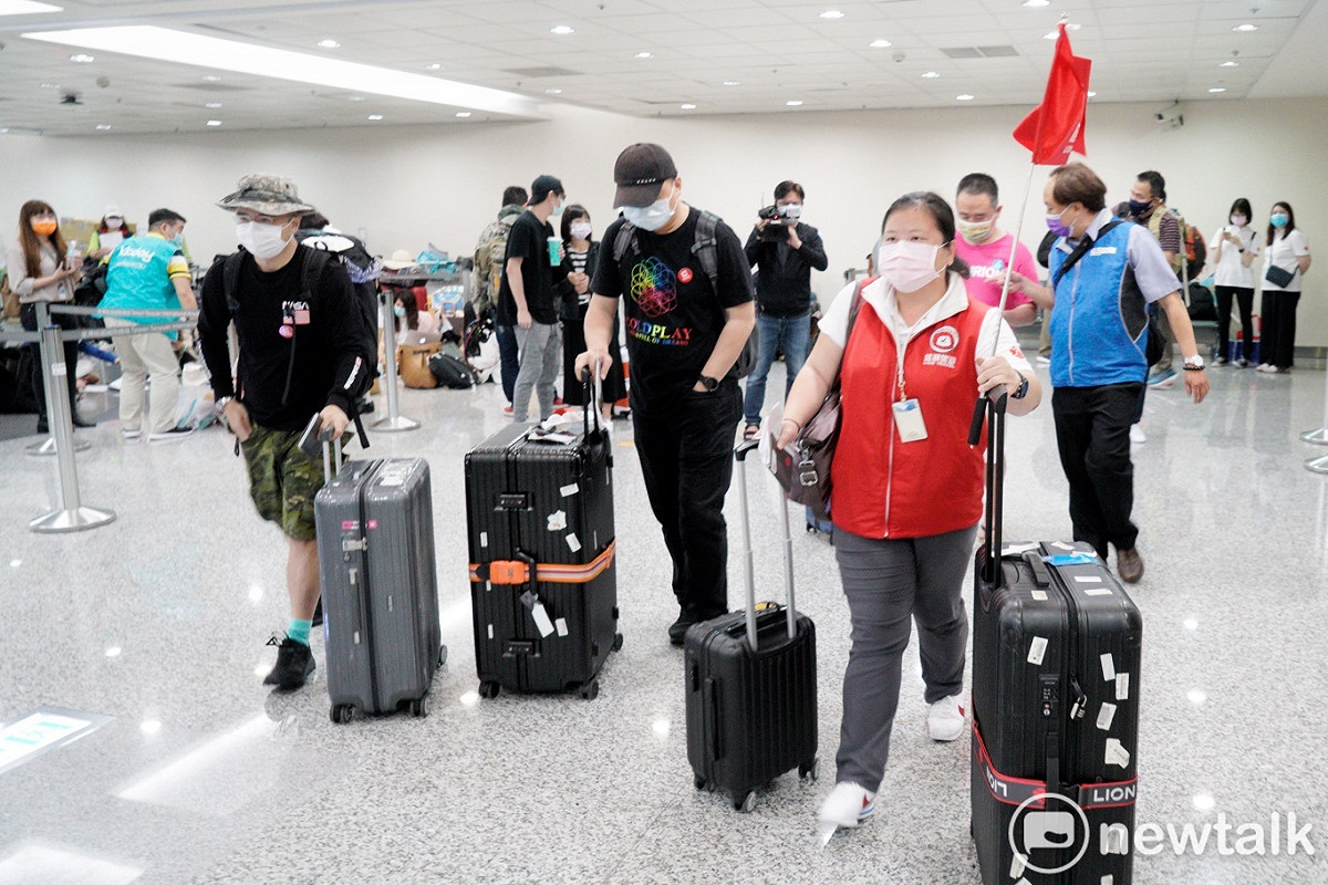 帛琉新增2例境外移入確診，指揮中心加強返台旅遊泡泡團檢疫措施。圖為前往帛琉旅遊的首發團旅客。 圖：張良一/攝（資料照）