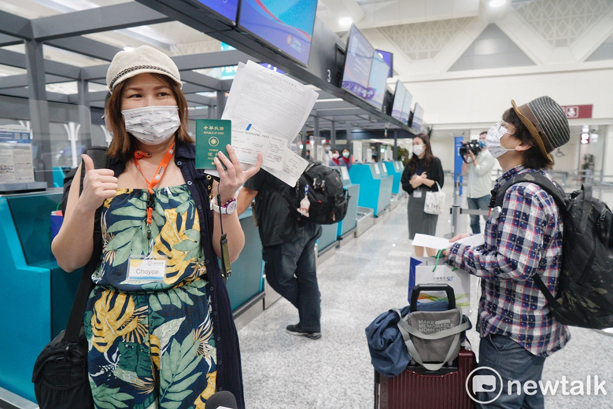 今年4月1日，前往帛琉旅遊的郭小姐開心的出示武漢肺炎PCR檢測的陰性證明書。 圖：張良一/攝