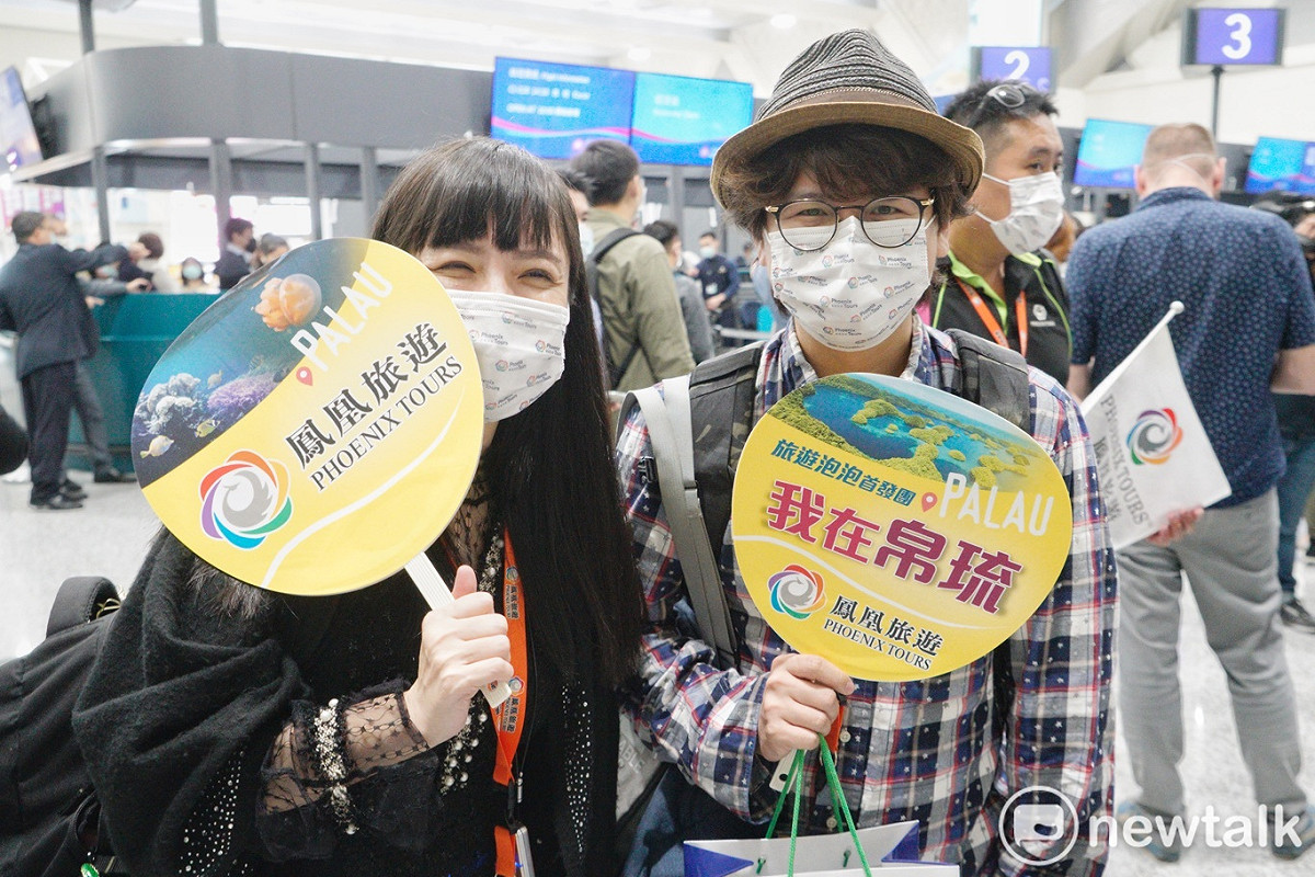 兩位旅遊部落客在完成登機報到手續後開心的合影。 圖：張良一/攝
