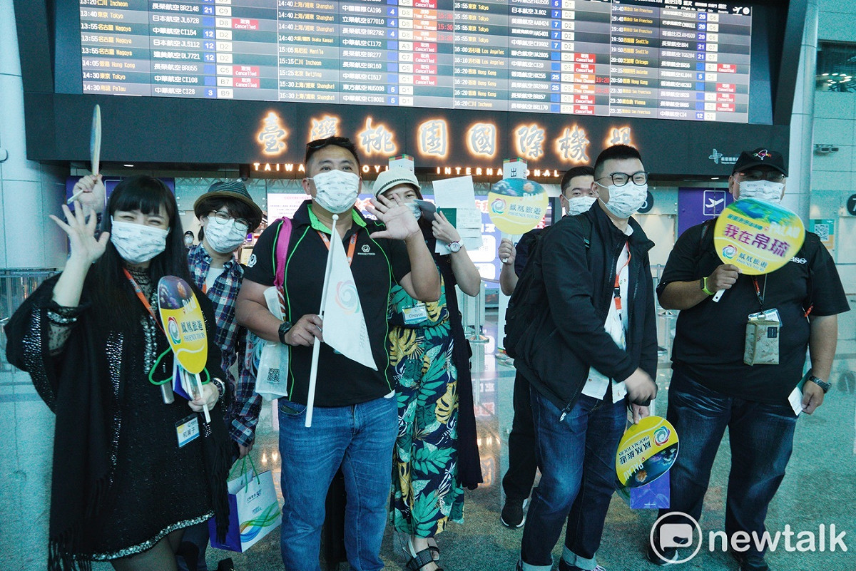 台帛旅遊泡泡4月1日首發，但雷聲大雨點小，消費者意願不高。(圖為首發團旅客) 圖：張良一/攝