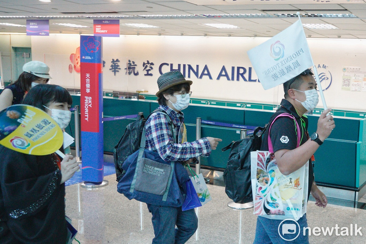 台帛首發團抵達當地需配合相關防疫措施，並下載APP追蹤接觸者及行蹤記錄。 圖：張良一/攝