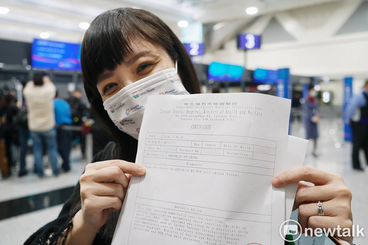 前往帛琉旅遊的林小姐開心的出示武漢肺炎PCR檢測的陰性證明書。 圖：張良一/攝