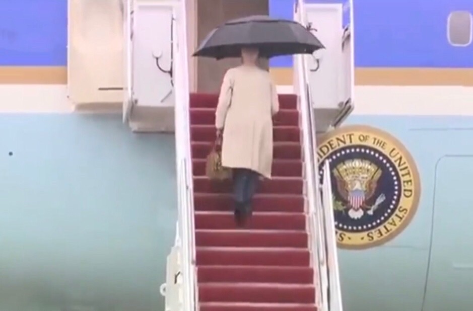 美國總統拜登（Joe Biden）今（1）日再登「空軍一號」又差點摔倒。 圖：翻攝自環視頻