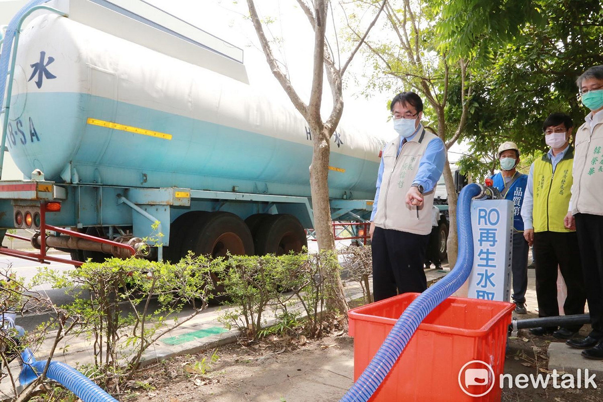台南首座大型移動式RO淨水設備啟用供水，台南市長黃偉哲特別前往樹谷園區汙水處理廠視察設備運作情形及供水作業流程。 圖：黃博郎／攝