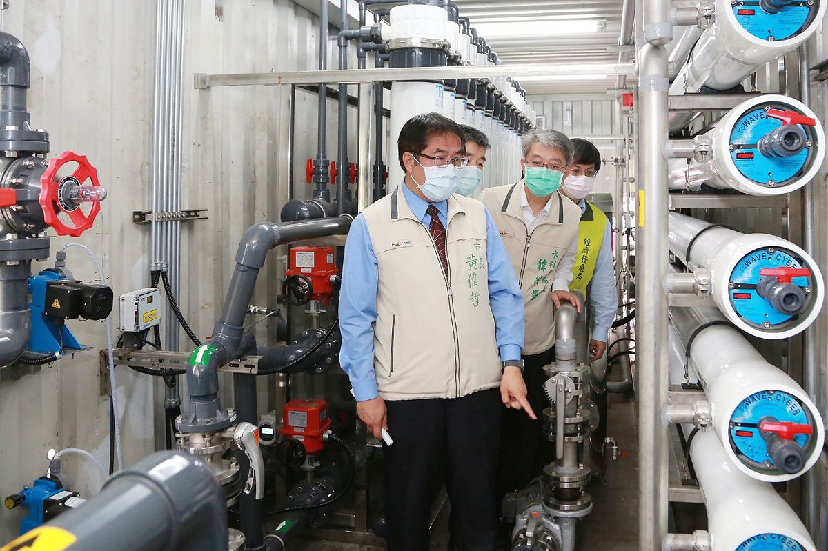 台南首座大型移動式RO淨水設備啟用供水，台南市長黃偉哲特別前往樹谷園區汙水處理廠視察設備運作情形及供水作業流程。 圖：黃博郎／攝