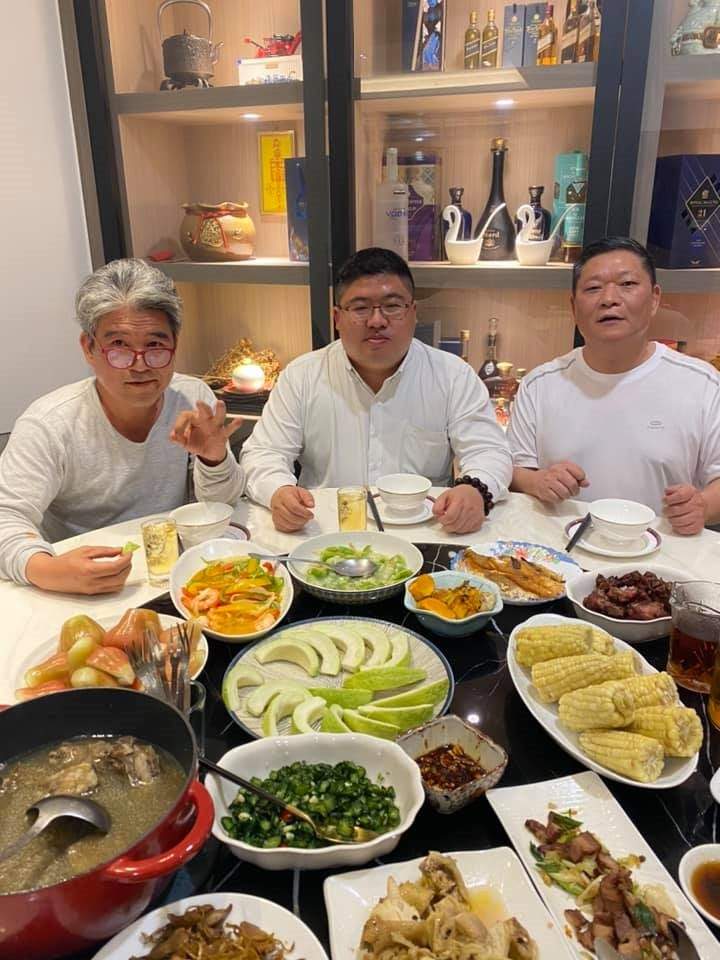 蔡易餘接到減重軍令狀回到嘉義，朋友馬上設宴款待，不過看起來有點像「減肥餐」。 圖：取自蔡易餘臉書