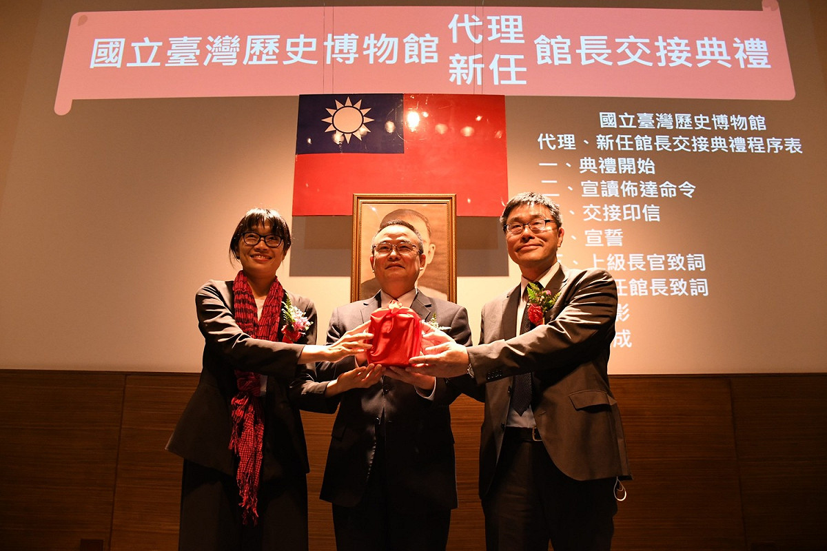 左起卸任代理館長楊仙妃、文化部政務次長蕭宗煌、台灣歷史博物館新任館長張隆志。 圖：台灣歷史博物館提供