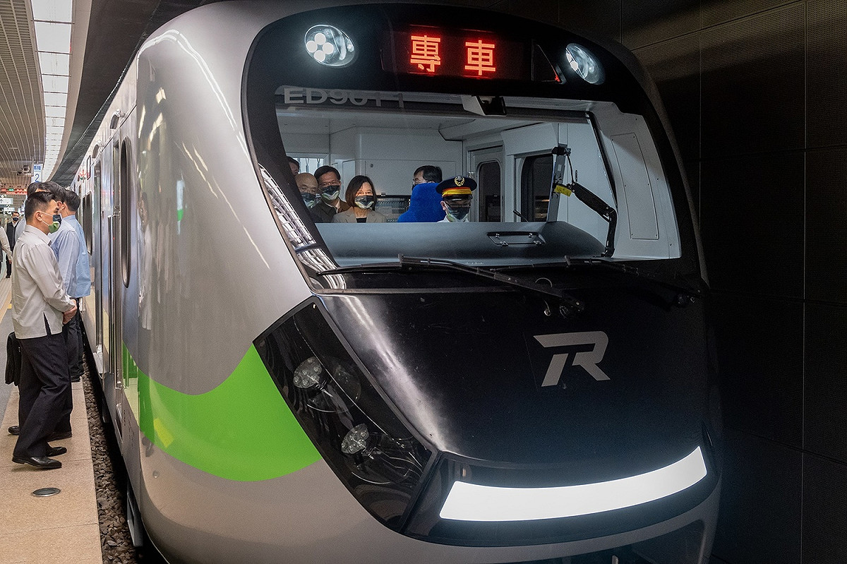 EMU900型空調通勤電聯車車頭 圖：總統府提供