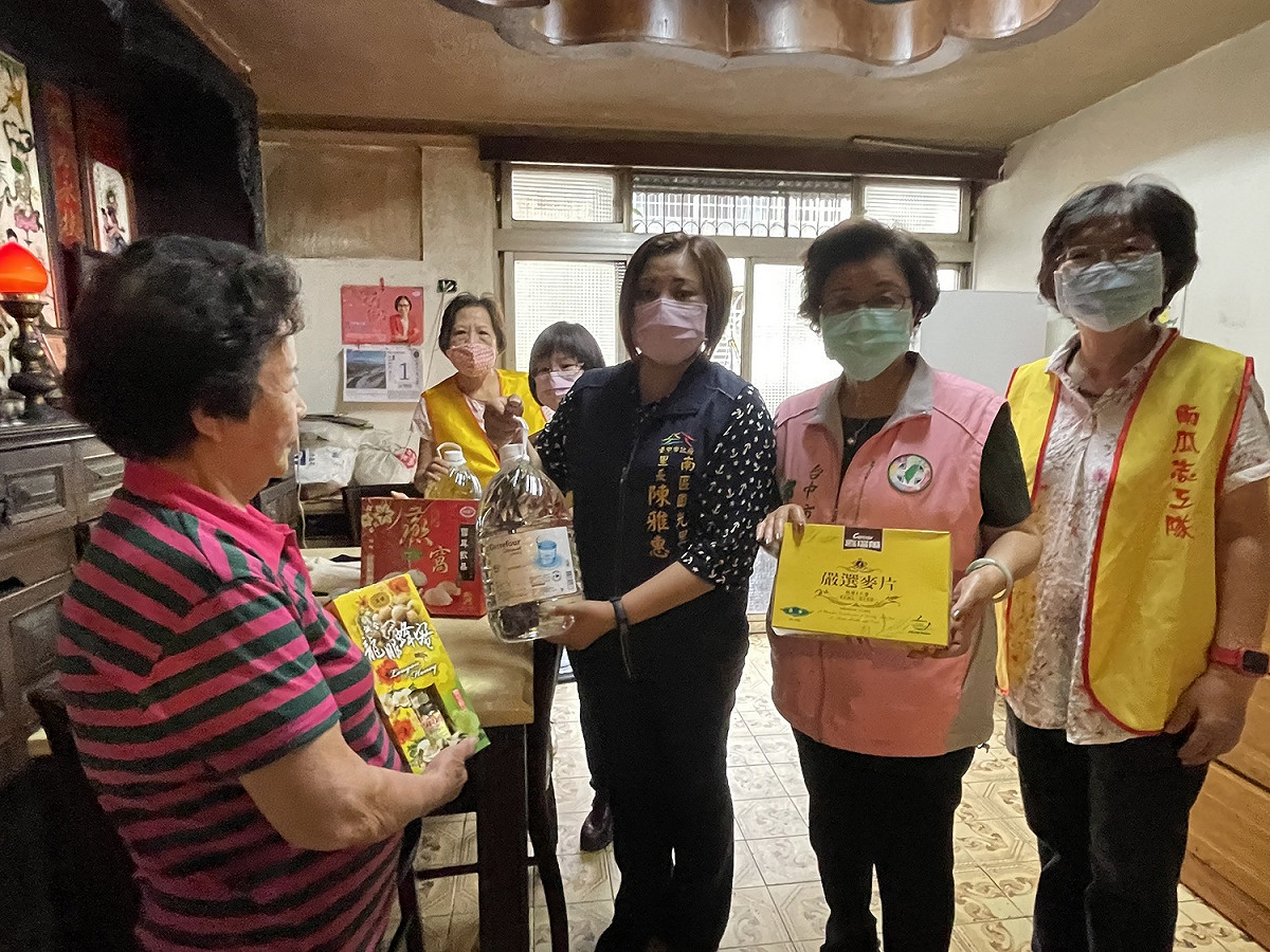 邱素貞、陳雅惠送水及物資到弱勢里民家中。 邱素貞服務處/提供