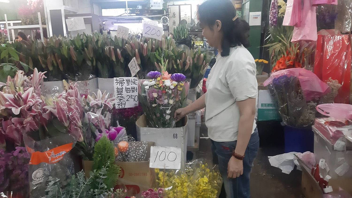 民眾到板橋花市挑選花卉。 圖：新北市農業局提供