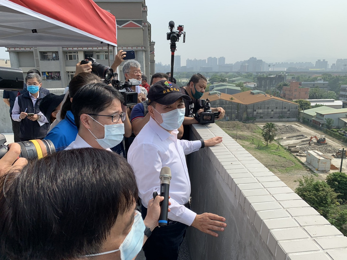 清明連假第一天，侯友宜前往三峽隆恩消防分隊車輛保養中心新建大樓頂樓，以制高點現勘國3三鶯交流道及周邊聯絡道路車流。 圖：新北市交通局提供