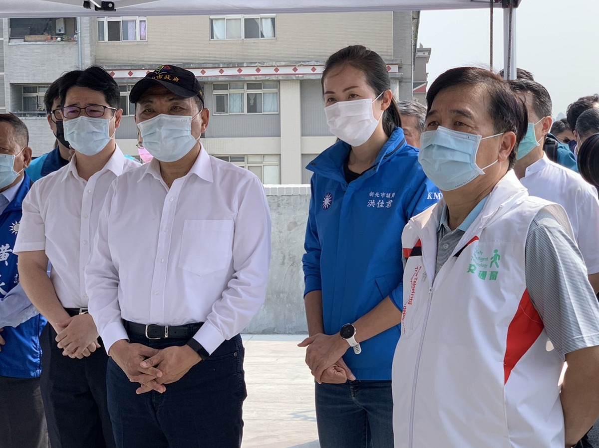 清明連假第一天，侯友宜前往三峽隆恩消防分隊車輛保養中心新建大樓，透過連線交控中心聽取即時交通路況。 圖：新北市交通局提供