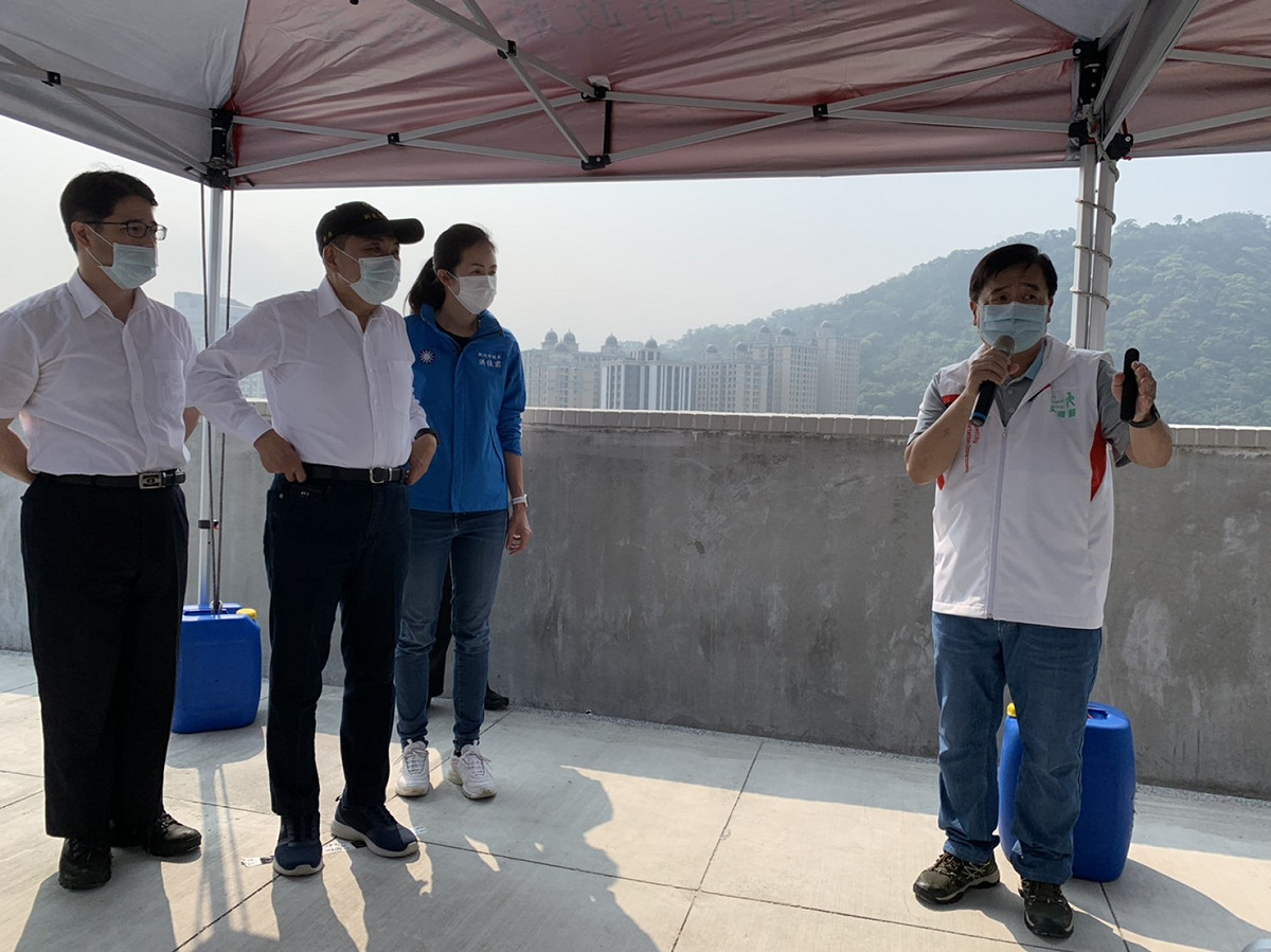 侯友宜視察清明連假第一天現勘國3三鶯交流道及周邊聯絡道路車流，聽取交通局長鍾鳴時簡報。 圖：新北市交通局提供