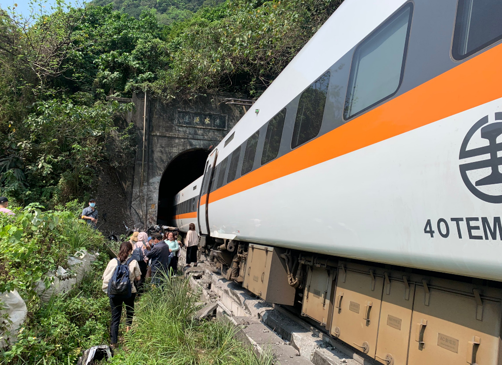 台鐵太魯閣號事故造成嚴重死傷，檢調在追查後新增台鐵、監造廠商聯合大地4名被告。 圖：中央災害應變中心／提供（資料照）