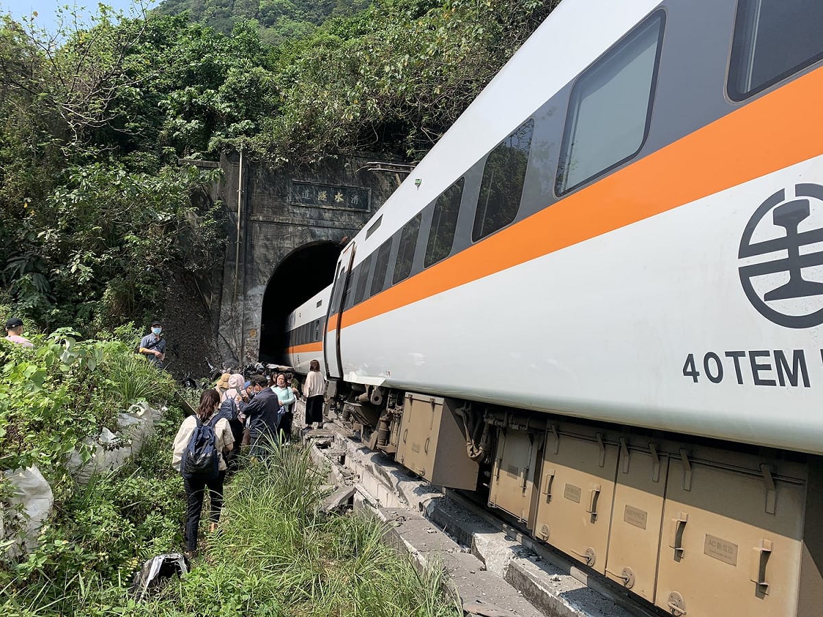 台鐵太魯閣號於花蓮大清水隧道出軌。 圖：中央災害應變中心／提供（資料照）