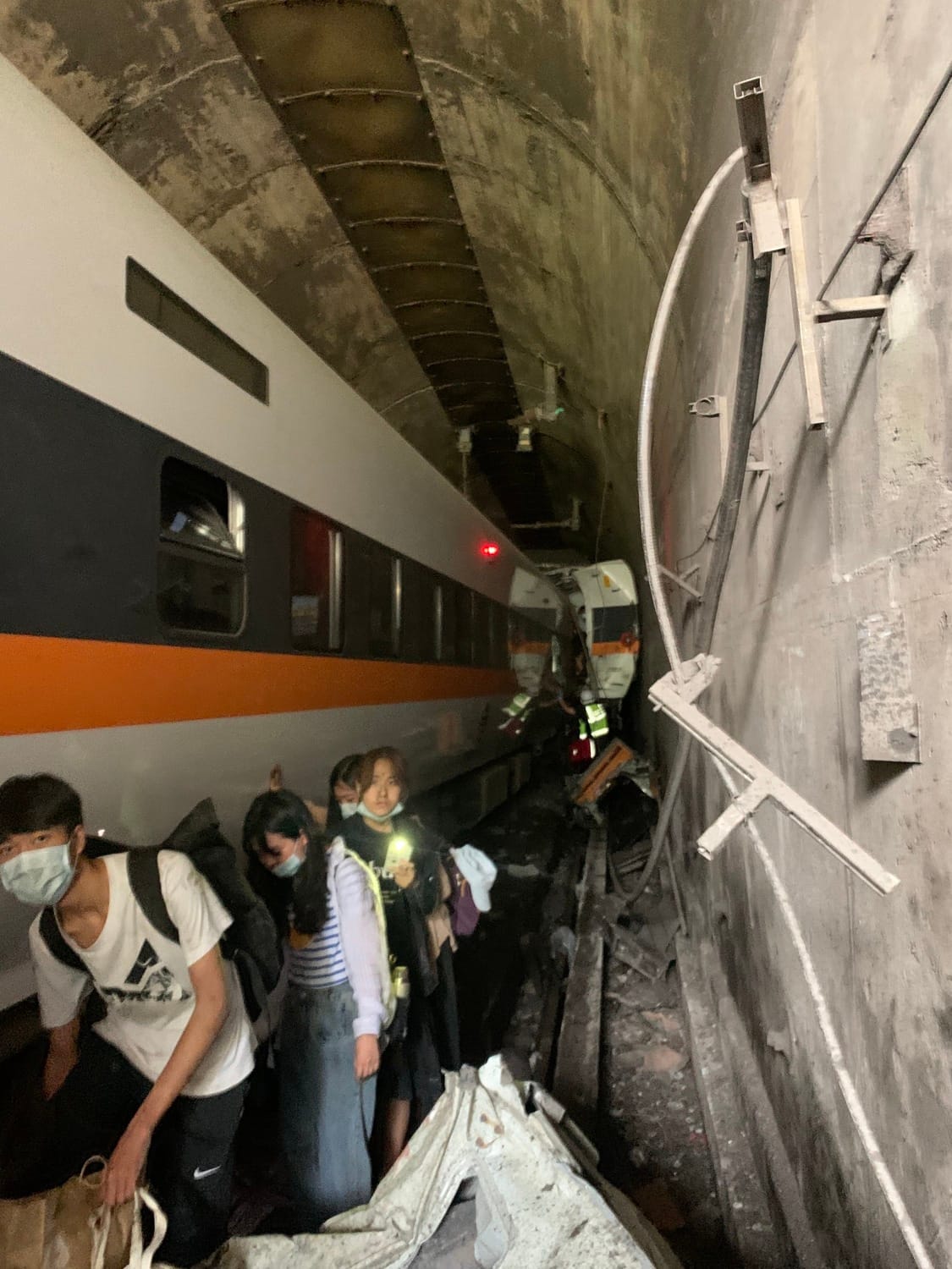 台鐵太魯閣號408車次今（2）日上午發生出軌意外，目前已知23人輕、重傷，4人無生命跡象。 圖：中央災害應變中心/提供