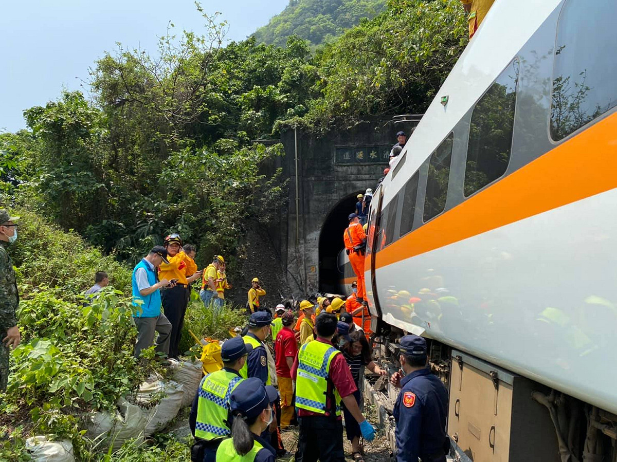 台鐵太魯閣號408車次今日發生出軌意外，現場目前至少有36人無呼吸心跳，72人受困，61人送醫。 圖：翻攝自海巡署東部分署臉書 （資料照）