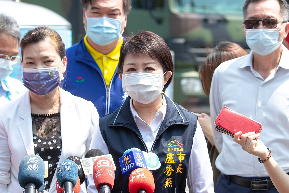 盧秀燕當著王美花的面請中央考慮改為「供五或供四停一」。 台中市政府/提供