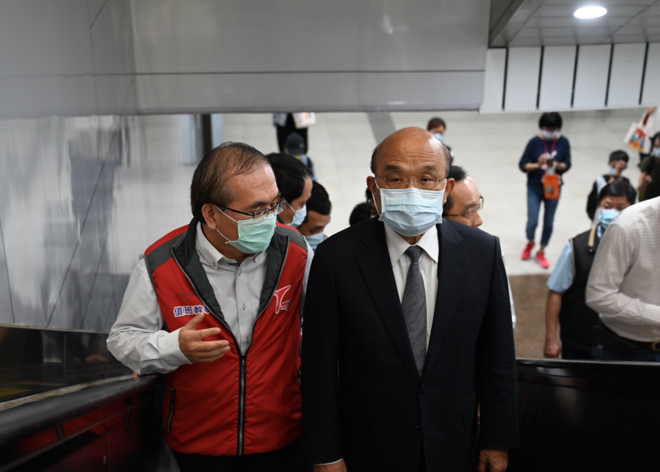 蘇貞昌視察「台鐵災害應變中心」 。 圖：行政院提供
