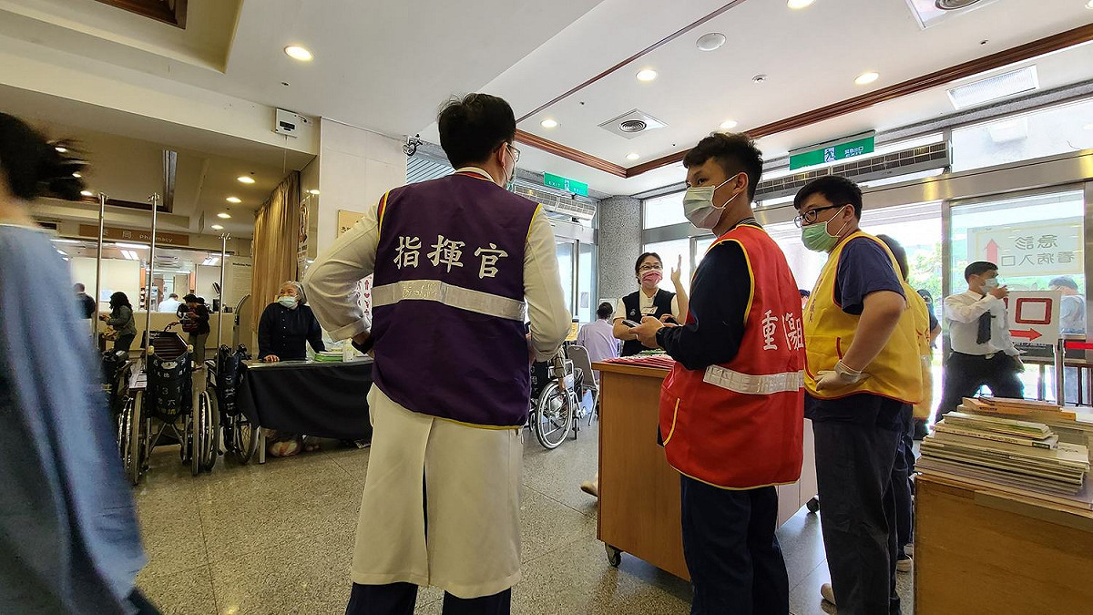 由於太魯閣號發生出軌意外，多名傷患湧入花蓮各大醫院急診室進行搶救。 圖：翻攝自「花蓮同鄉會」臉書社團